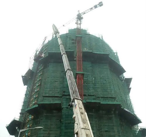 法库吊车在工地上作业